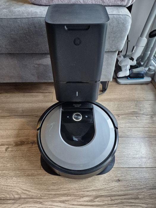 Robot sprzątający Irobot Roomba i7+ ze stacją