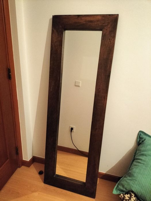Espelho com moldura em madeira maciça