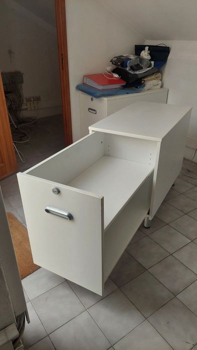 Gaveteiro / Armário de Escritório Branco com Gaveta Trancável e Prateleira Aberta - Bom Estado