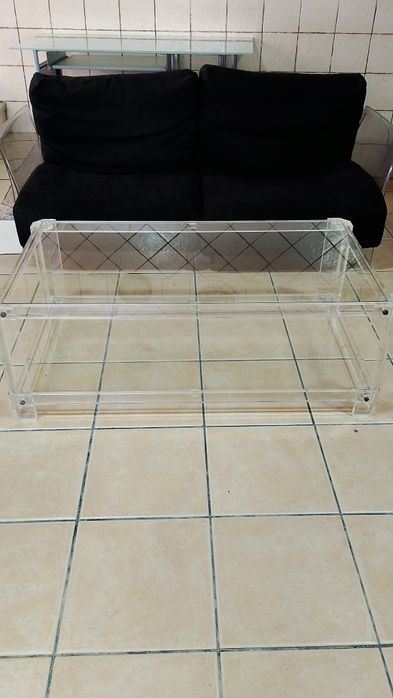 Sofá moderno com a estrutura em acrílico 295€