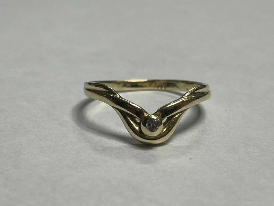 Złoty pierścionek 14kt (585) 1,59 gram z diamentem 0,02ct roz. 11