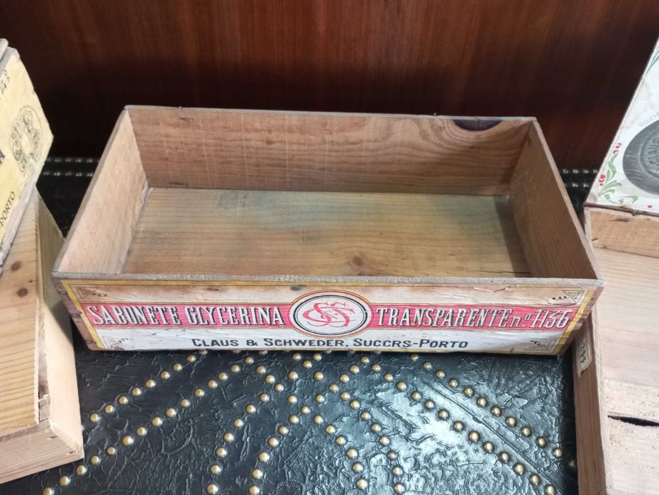 Antigas caixas publicitárias Claus e Ach. Brito em madeira