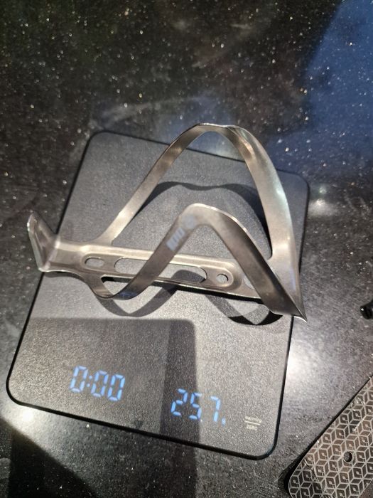 Koszyk na bidon tytan