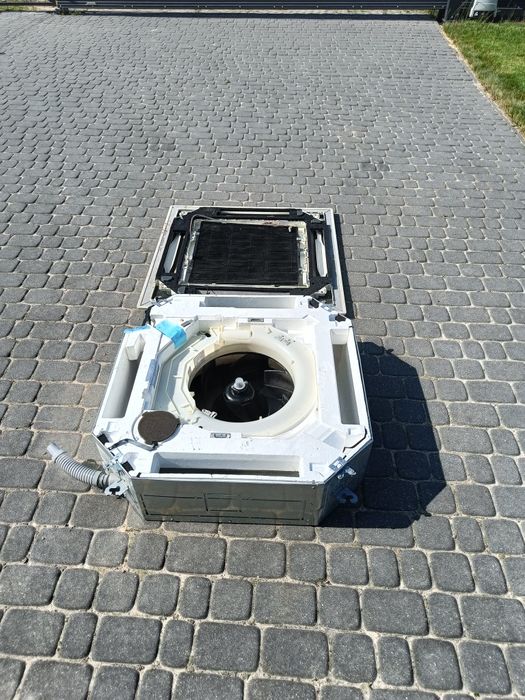 Toshiba RAV-SM804UTP-E - niekompletna jednostka wewnętrzna kasetonowa