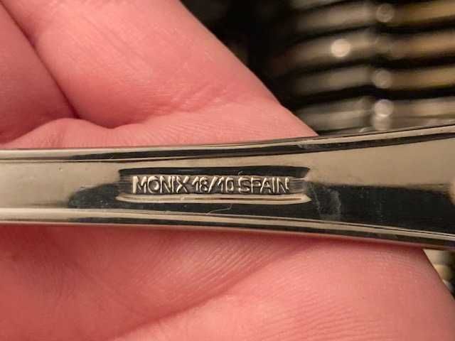 Faqueiro Monix 18/10 com detalhes dourados – Excelente estado