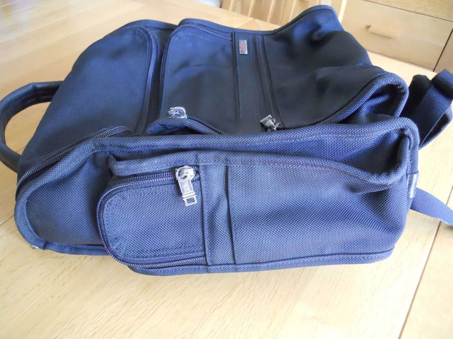 TUMI Mochila de nylon preta com compartimento para laptop, alças ajustáveis (26081D4)