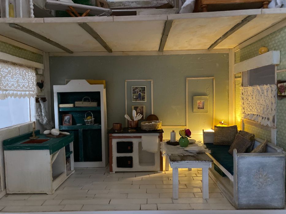 Drewniany domek dla lalek