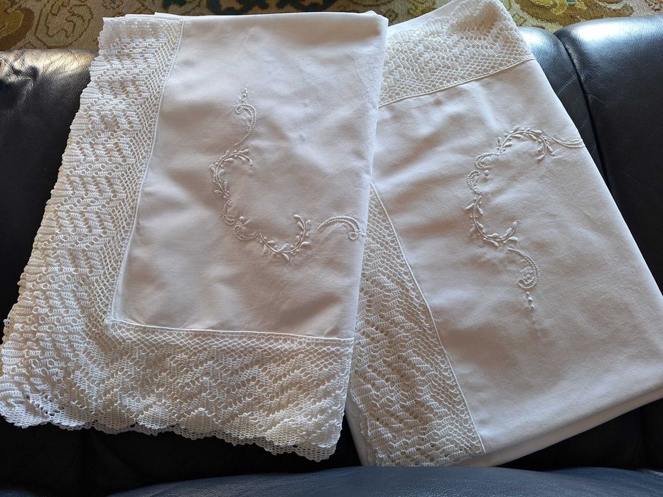 2 lençóis iguais bordados e com renda (crochê)