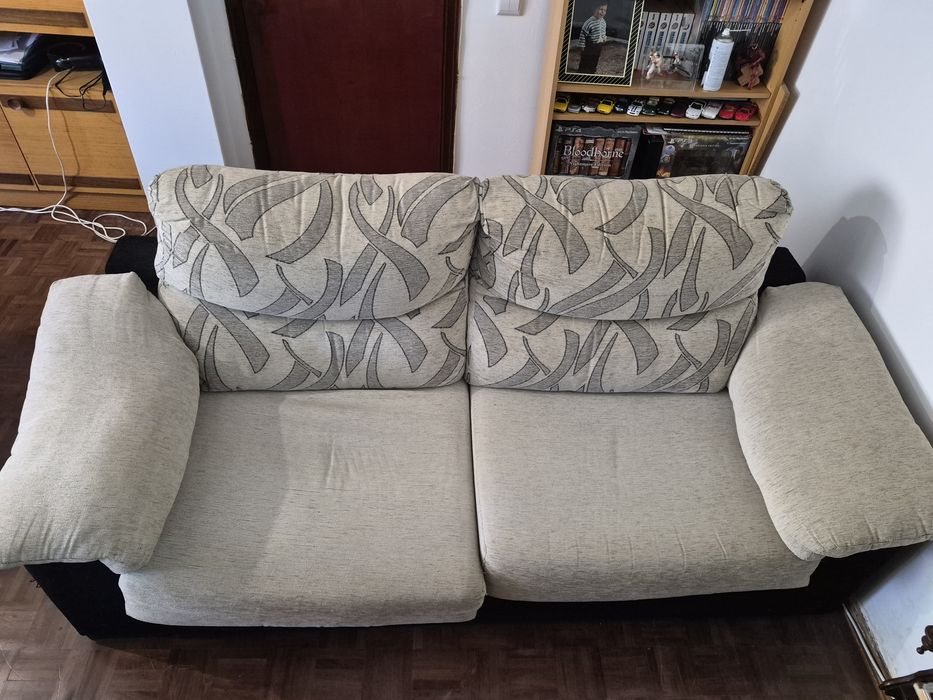 Sofá cama de dois lugares em tecido