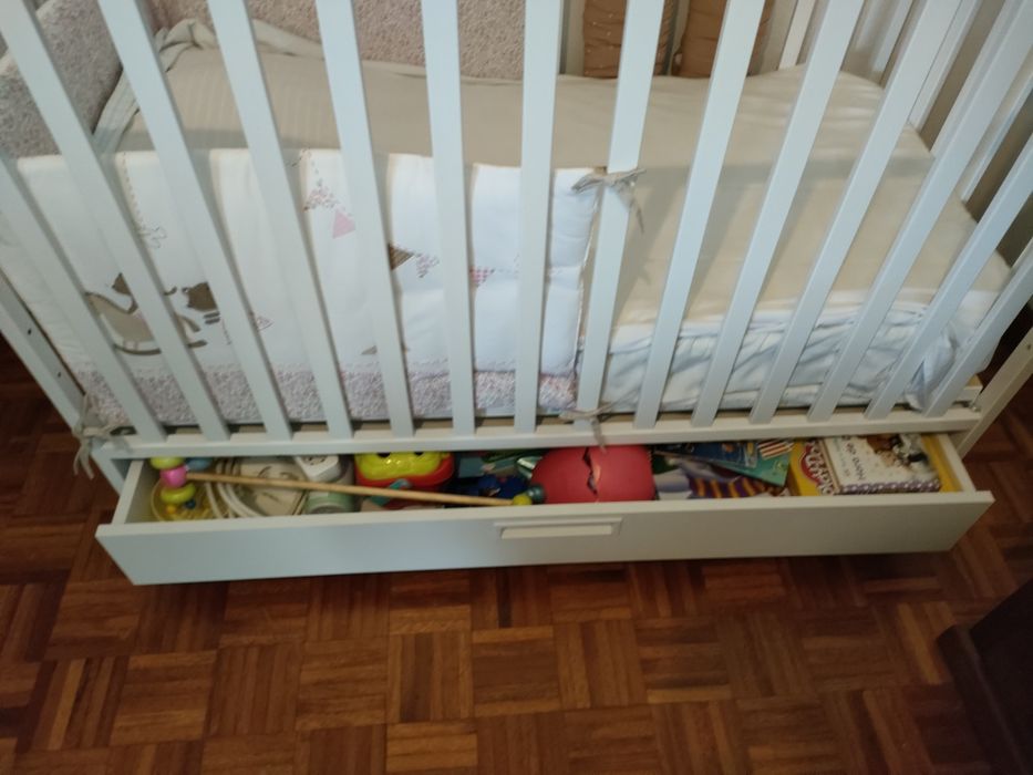 Cama berço de grades para criança
