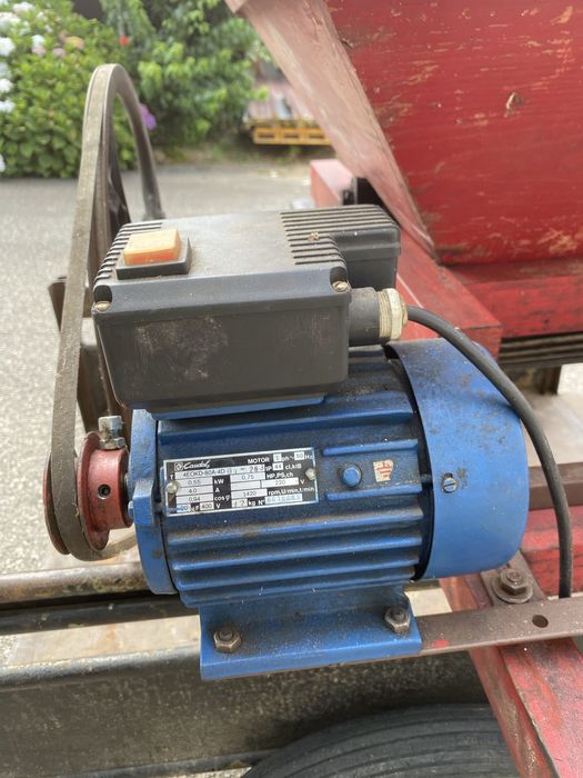 Esmagador de Uvas Antigo com Motor Elétrico – Funcional