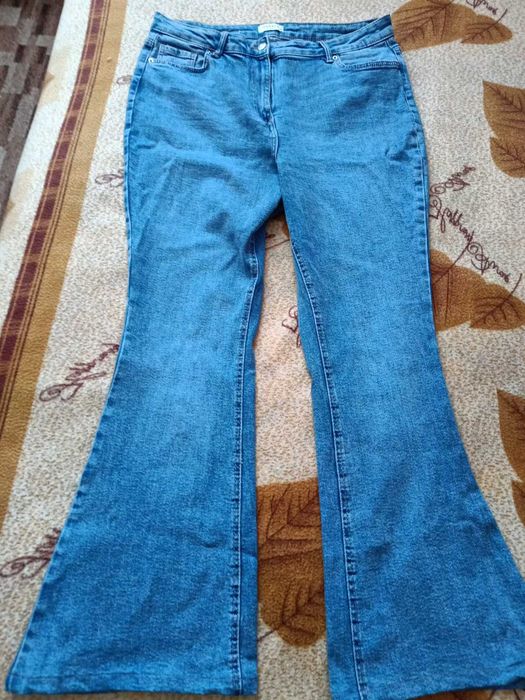Джинси модні в кльош великого розміру.