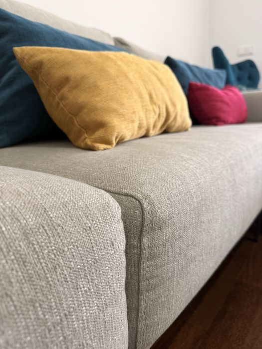 Sofá de tecido cinzento com chaise longe