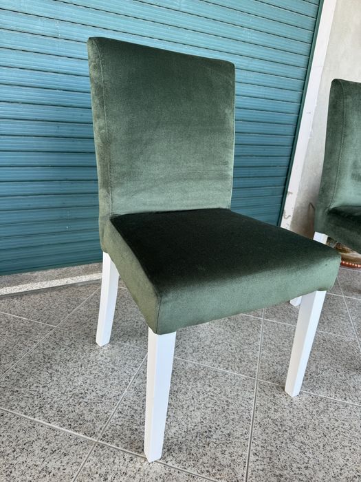 Cadeira estofada com pés lacado brilho