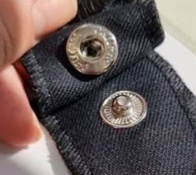 Máquina de pregar botões de mola em roupa