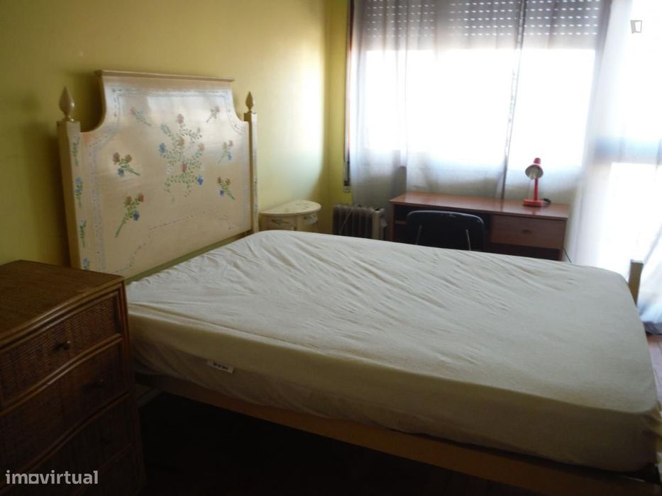 Quarto - localizado em Massarelos Porto