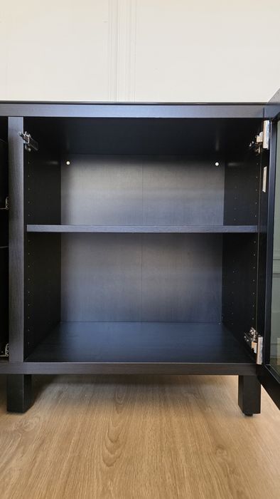 IKEA Aparador preto com portas e tampo de vidro