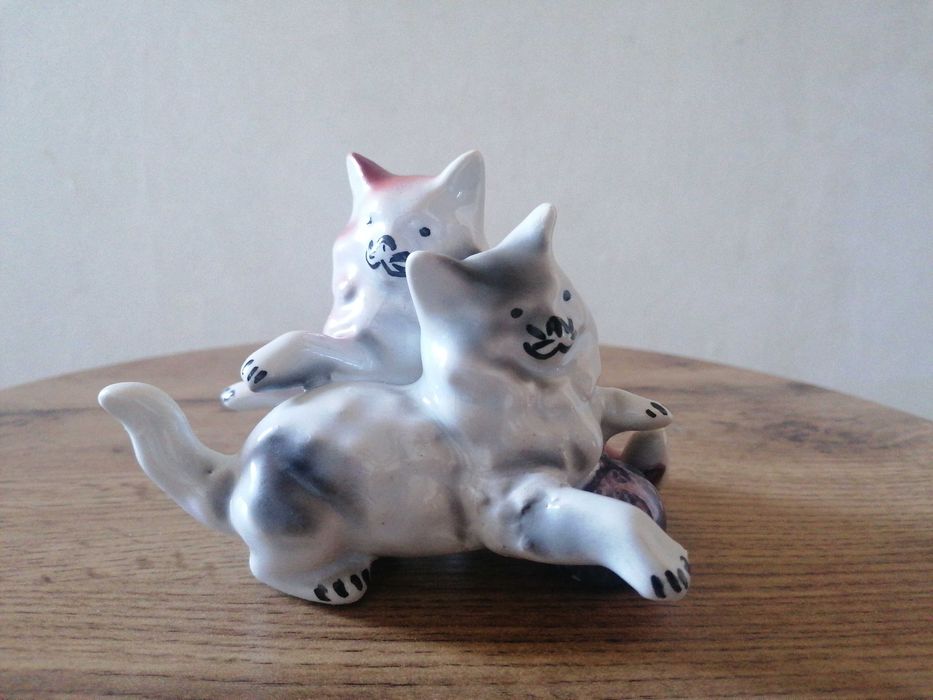 Figurka porcelanowa prl koty