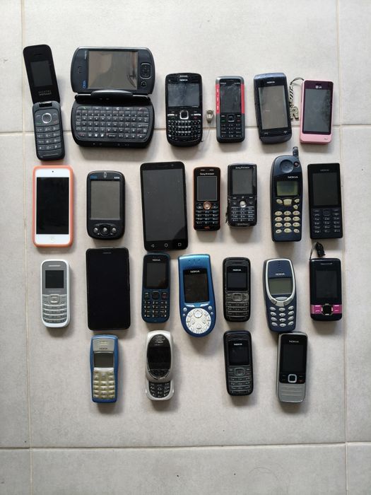 Vários telemóveis usados