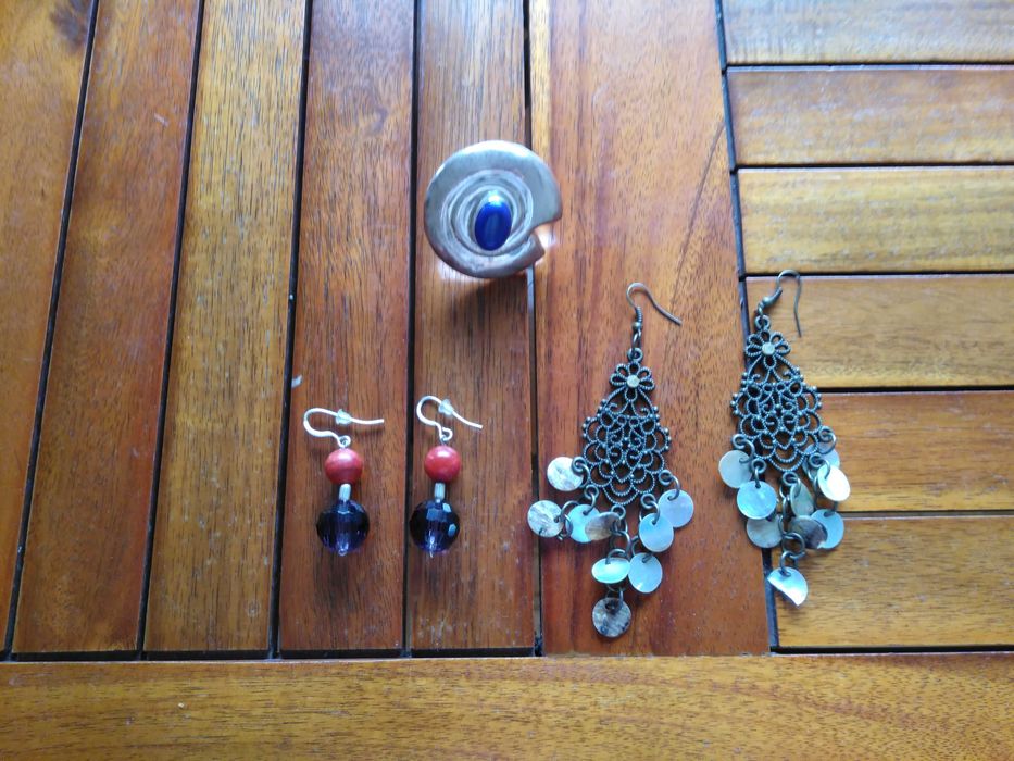 Caixa c/relógios, colares, brincos e vários acessórios de moda