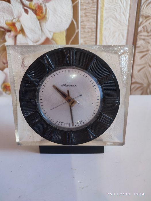 Часы механические настольные Молния, СССР