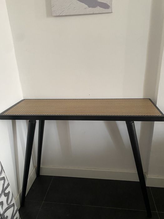Mesa consola preta com espinhas