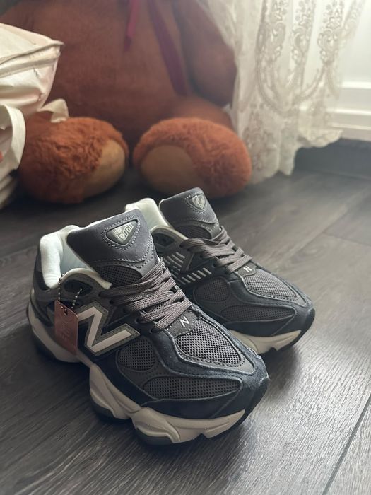 Жіночі кросівки New Balance 9060 сірі