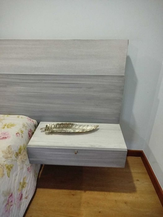 Cama casal com mesinhas de cabeceiro