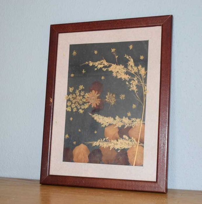 Quadro artesanal feito com folhas secas – assinado pela autora (1994)