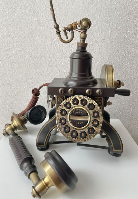 Ретро телефон . Старий. Тяжкий.