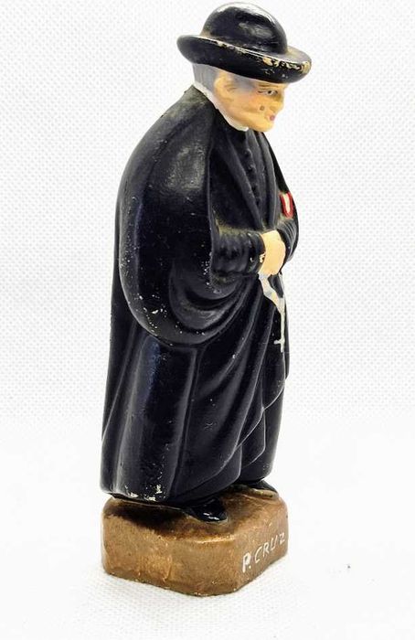 Estatueta religiosa em cerâmica representando Padre Cruz