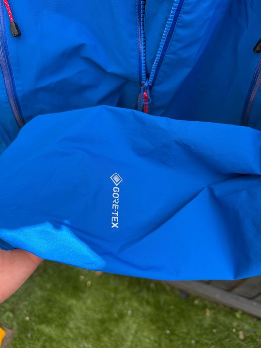 чоловіча куртка Mountain Equipment для похдів дощу та будь якої погоди