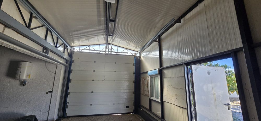 Vende se estrutura de folha sandwicheira com portão.