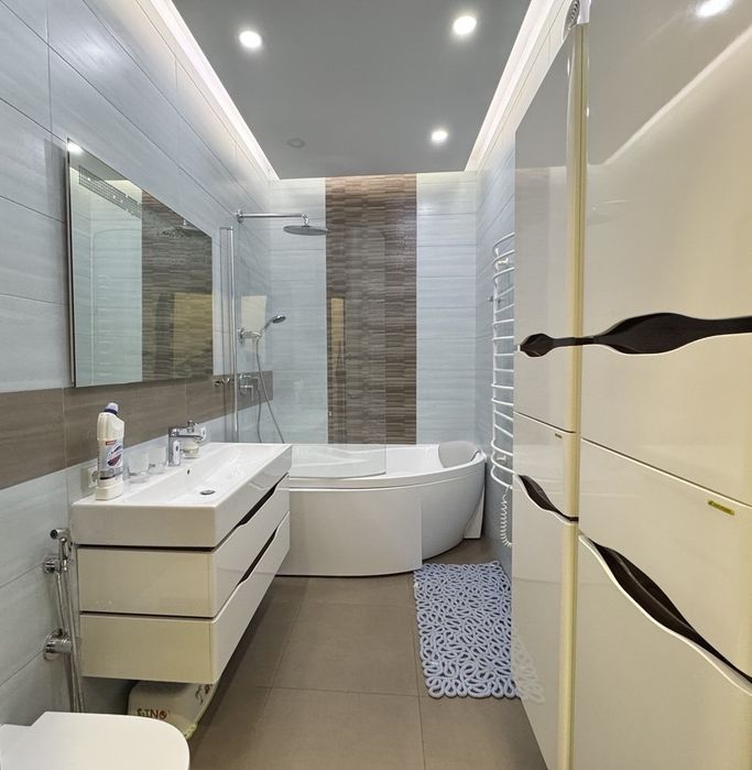 Продам 5 кімнатну квартиру. Лівий берег. Ремонт. Меблі. Техніка