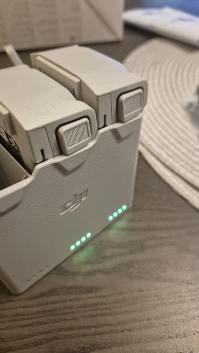 Dron DJI Mini 3 super stan! 3 baterie, ładowarka, śmigła, torba