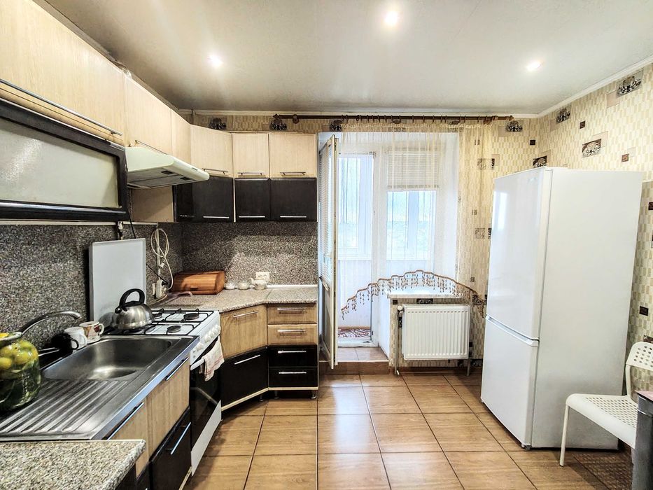 Велика трикімнатна квартира з автономним опаленням в районі цукрового