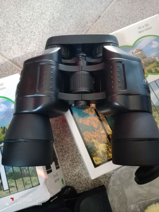 Vendo binóculos novos tem um longo alcance.