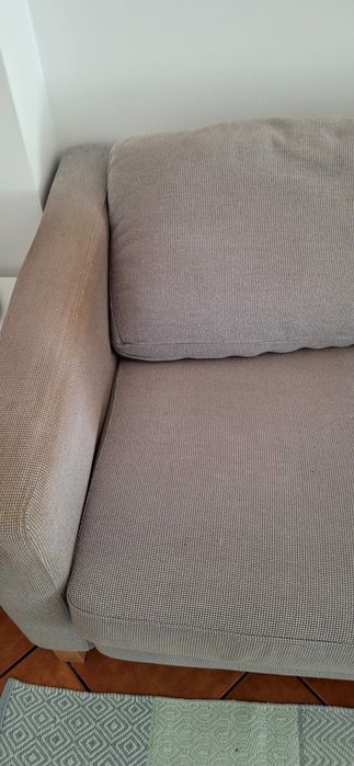 Sofá cinzento, com capas removíveis