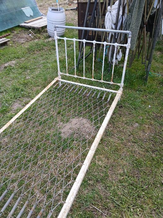 Stare metalowe zabytkowe łożko