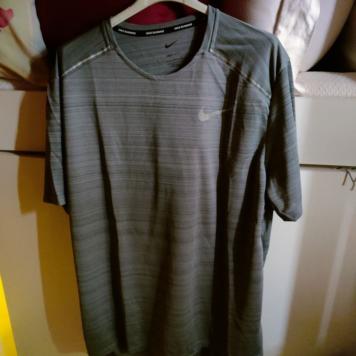 T-shirt da adidas para homem tamanho L está nova