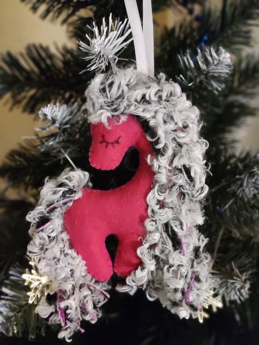 Чарівна новорічна іграшка у вигляді коня, виготовлена вручну з особлив