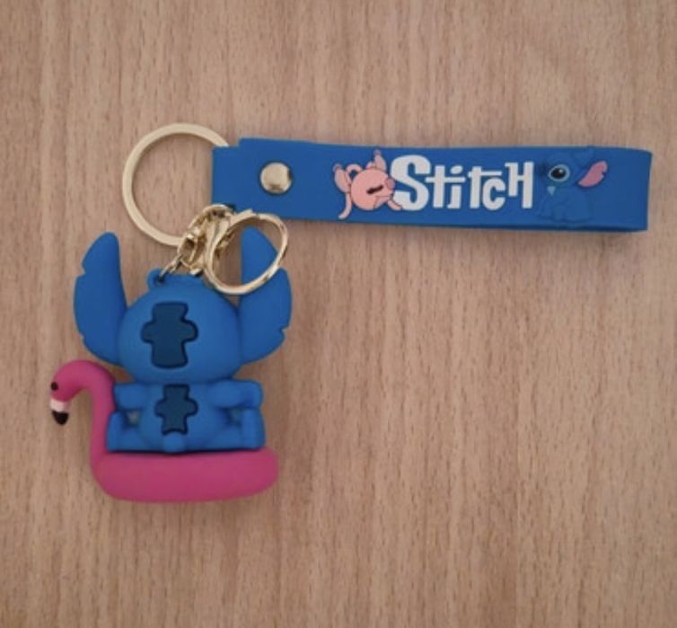 Porta-chaves Stitch com boia flamingo