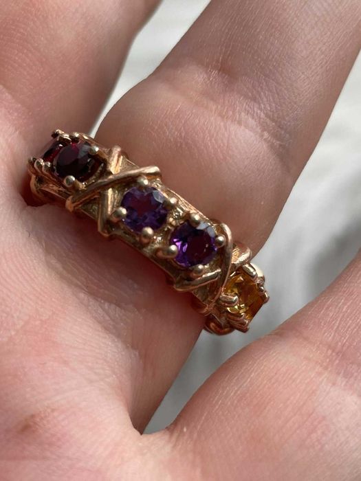 Серебряное кольцо с драгоценными камнями .Размер 18