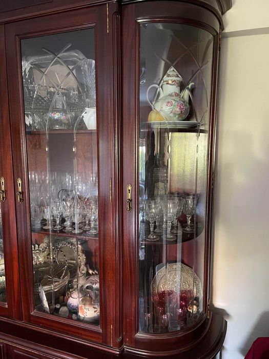 Movel Cristaleira em mogno