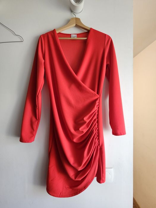 Czwrwona sukienka z długim rękawem