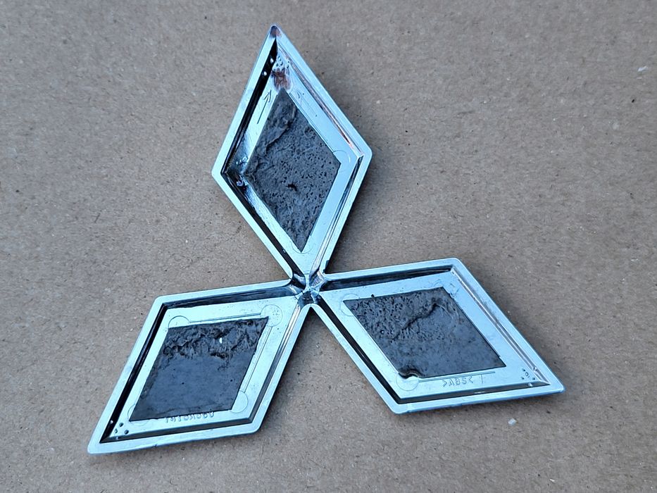 znaczek logo emblemat atrapy przód mitsubishi space star oe 7415a560 125 mm