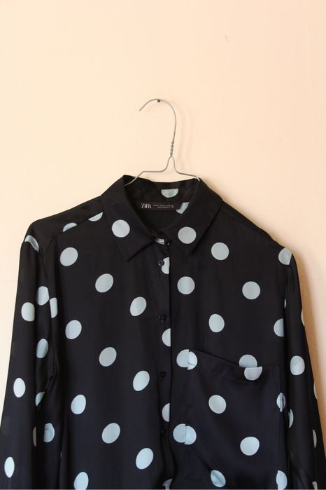 Camisa preta com bolinhas azuis da Zara XS