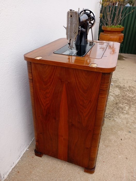 Máquina costura marca Rena a funcionar