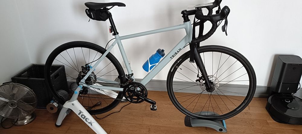 Bicicleta estrada Triban rc120 e rolo tacx Flow Smart