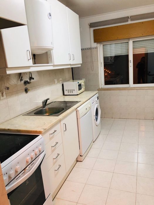 Quarto de solteiro ou casal em alfragide 575€